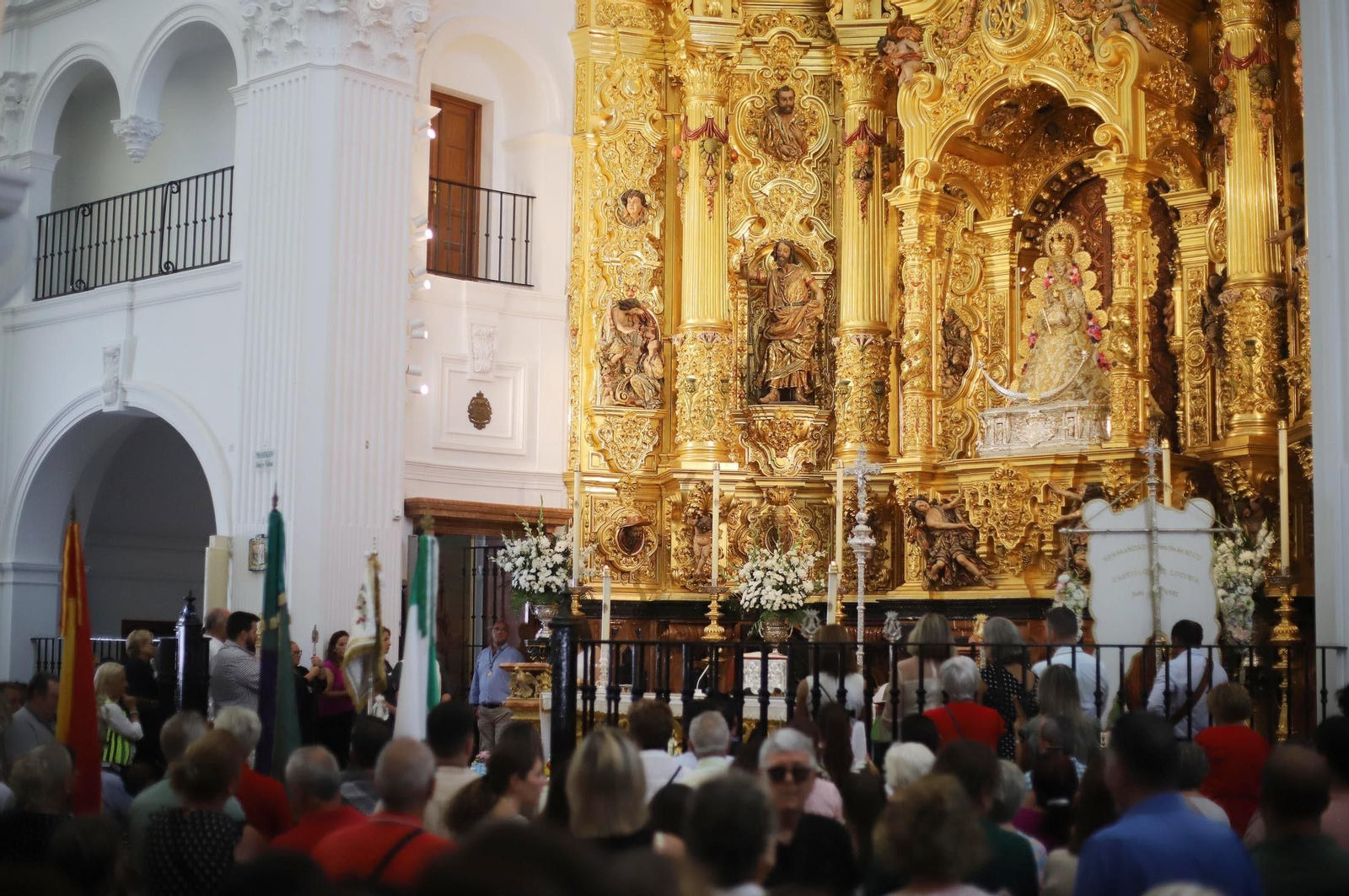 Imágenes del ambiente en la aldea de El Rocío en la mañana del domingo