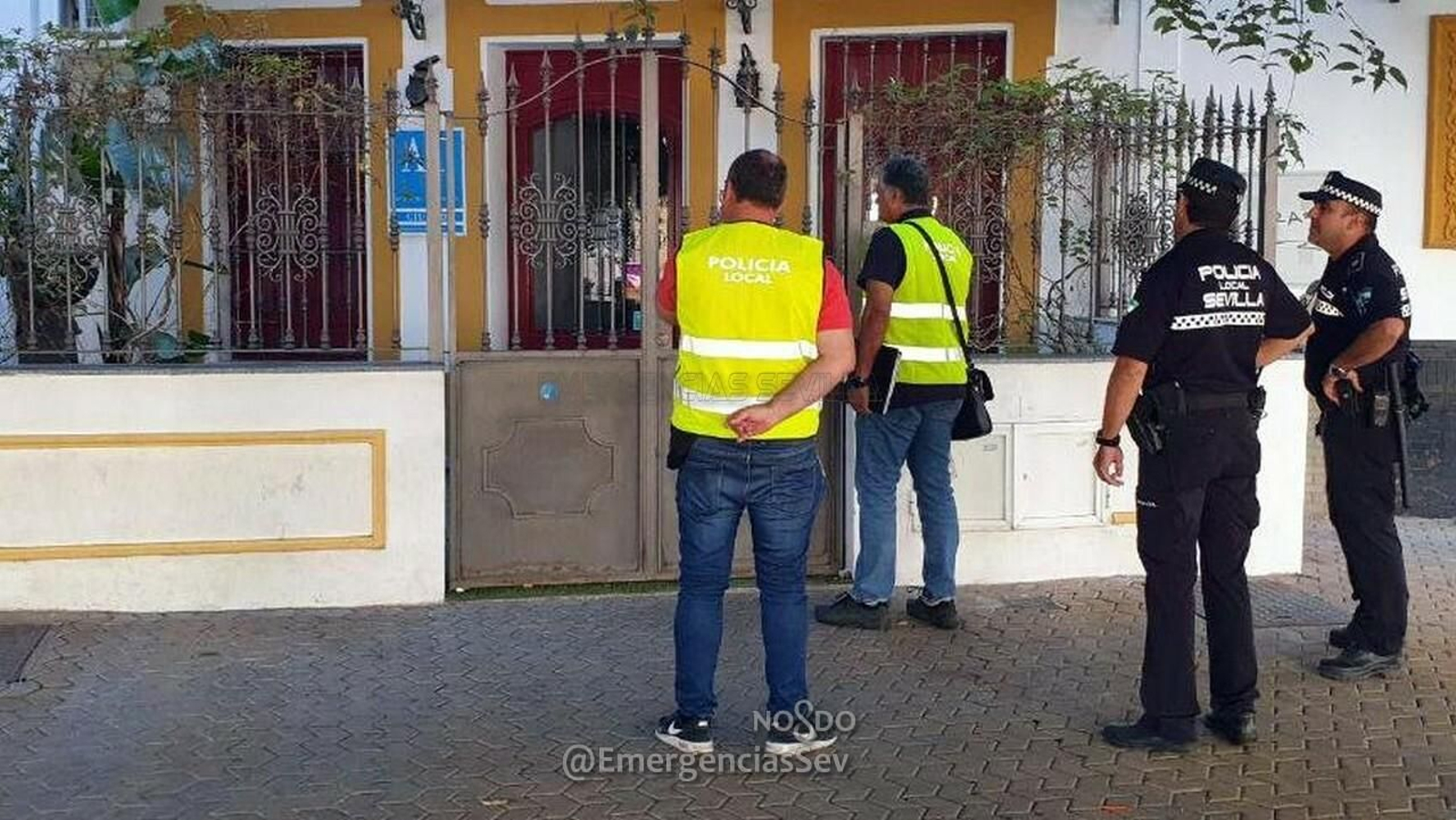 Agentes inspeccionan un edificio.