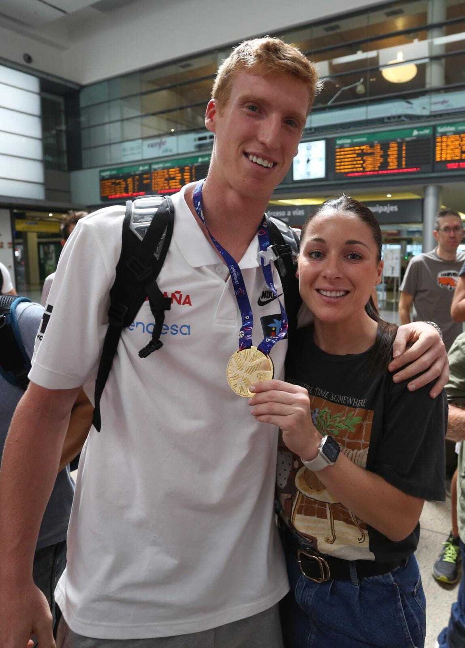 La llegada a Málaga de Alberto Díaz y Darío Brizuela con el oro a Málaga