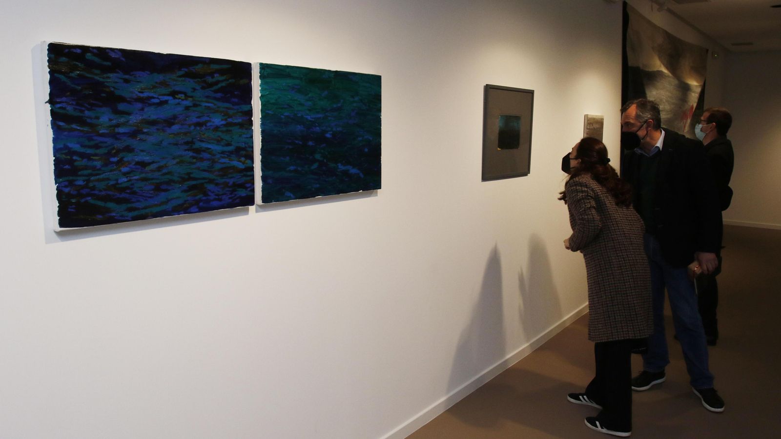 El color azul es el protagonista en las obras reunidas en la planta baja.