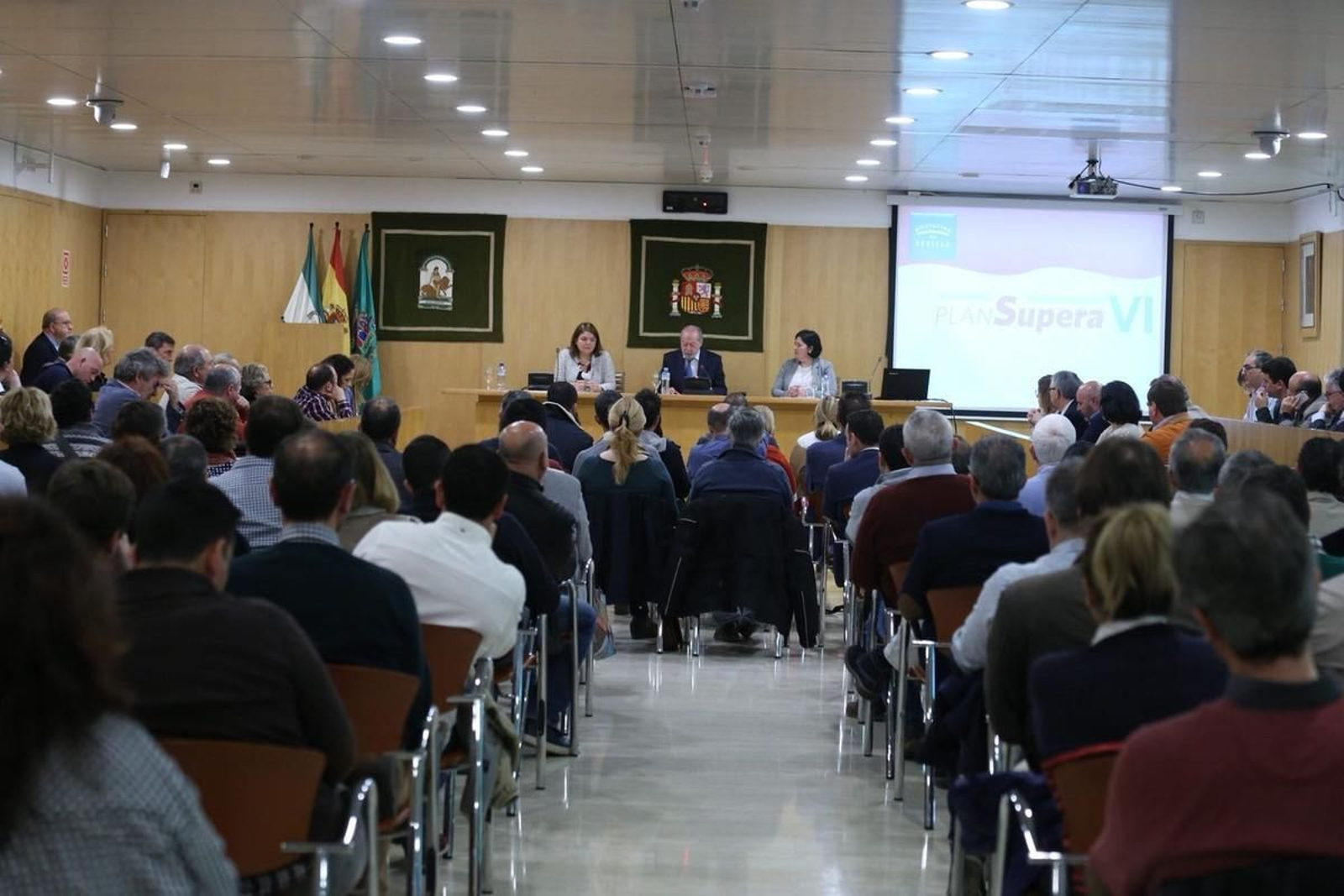 El presidente de la Diputación de Sevilla mantuvo ayer un encuentro con los alcaldes.