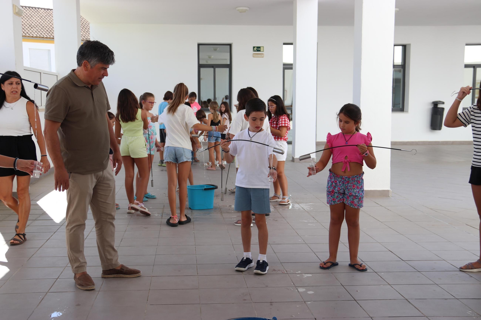 Los niños de Montilla aprenden el oficio de la venencia del vino, en imágenes Los niños de Montilla aprenden el oficio de la venencia del vino, en imágenes