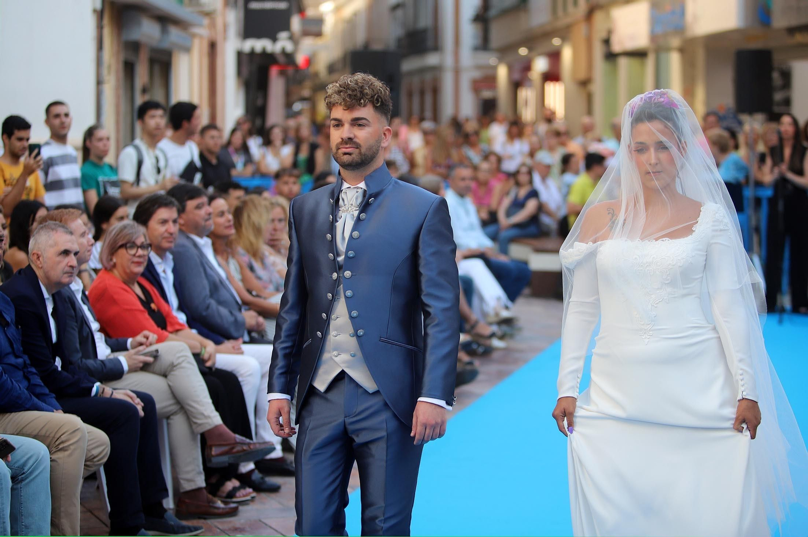 Imágenes de Huelva en blanco y azul, la noche del comercio