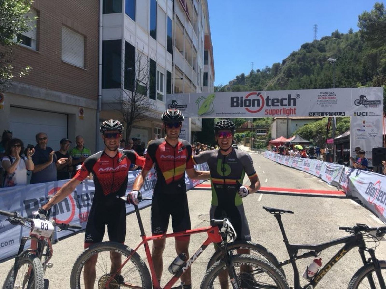 Valero, en el centro, junto a Pablo Rodríguez y Vlad Dascalu, segundo y tercero.
