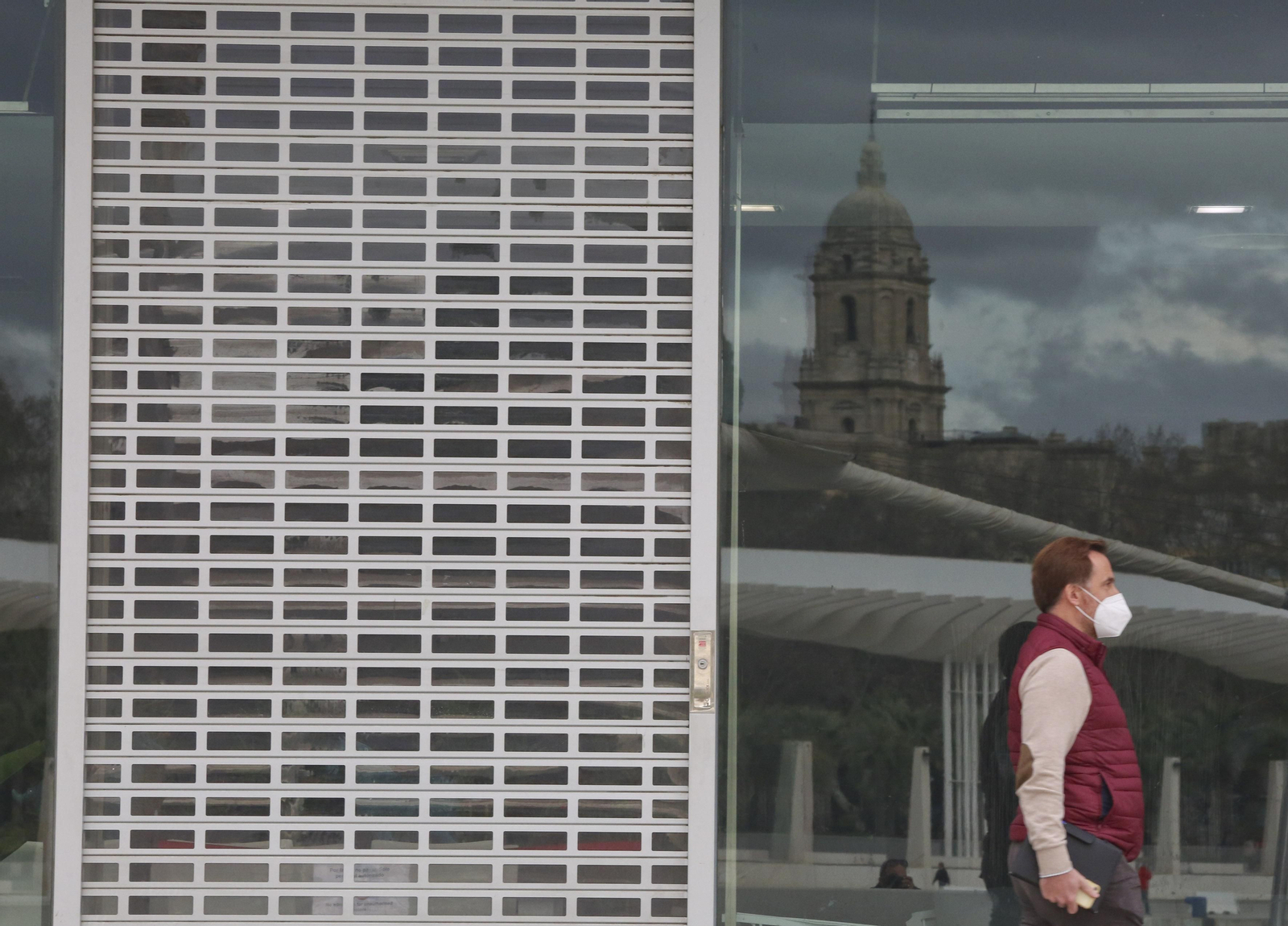 Un local del Muelle Uno cerrado al público.