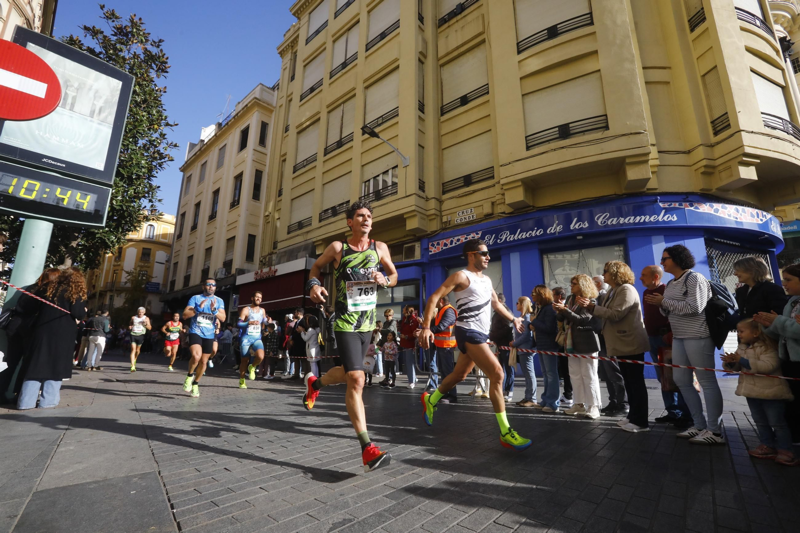 La gloria de cruzar la Puerta del Puente: las fotos de la línea de meta de la Media Maratón de Córdoba 2024