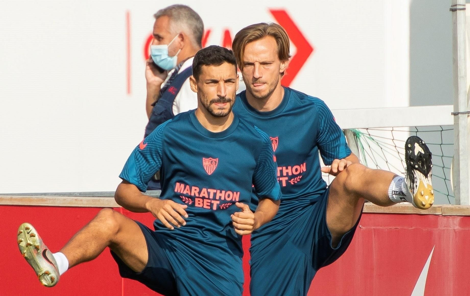 Jesús Navas y Rakitic, en la ciudad deportiva del Sevilla.