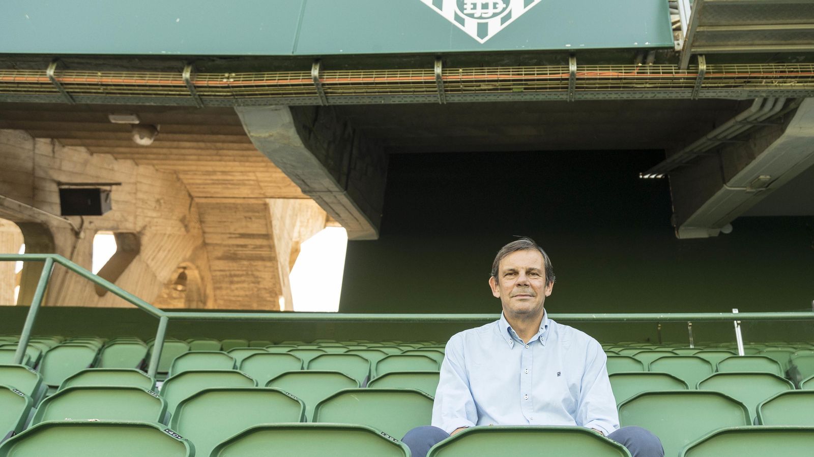 Juanma Rodríguez, sentado en los asientos del Benito Villamarín.