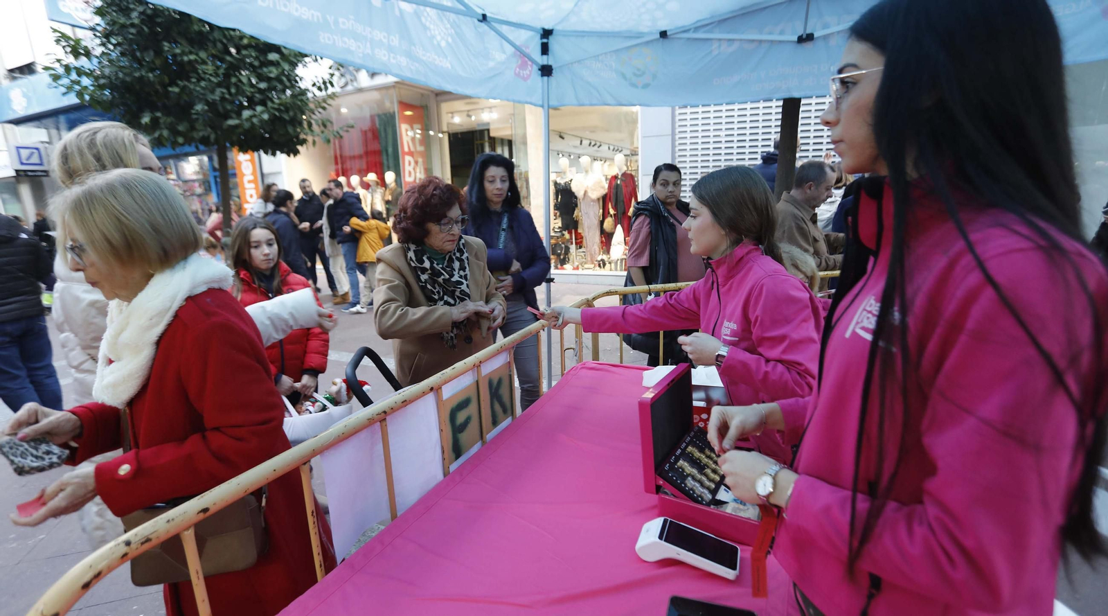 Fotos del roscón de Reyes solidario de Apymeal en Algeciras