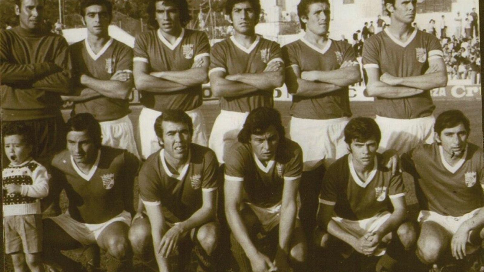 Otra formación, en la que destaca también un jovencísimo Manolo Benítez, segundo por la derecha de los agachados.