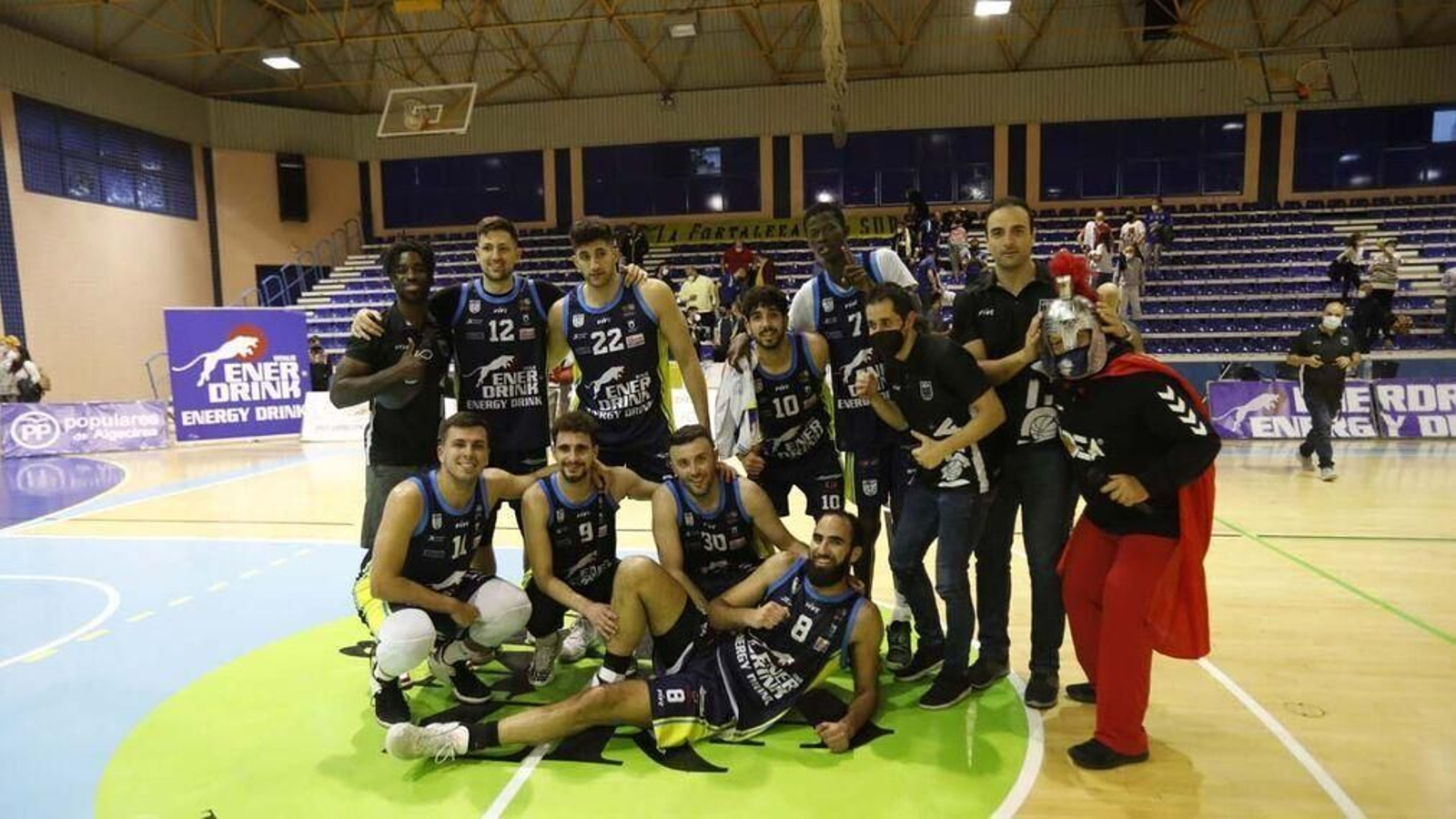 El primer equipo de Udea tras salvarse.