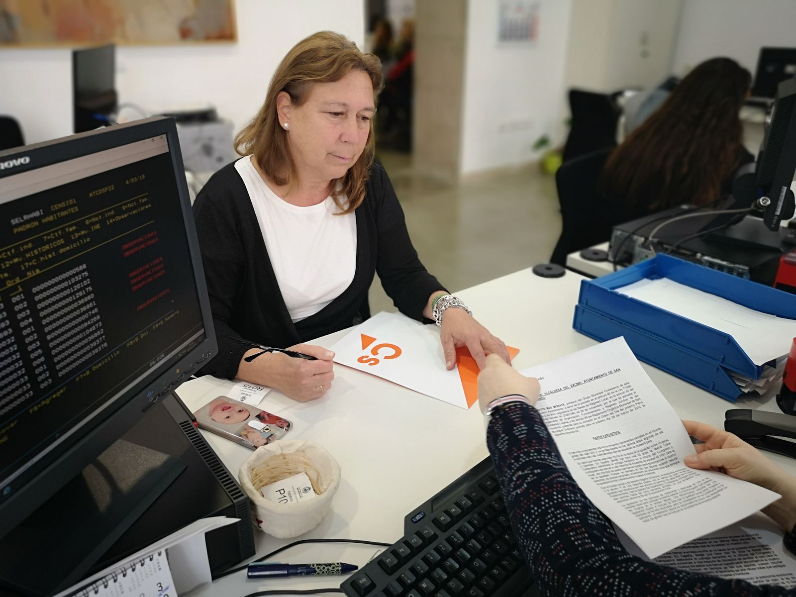 Mayte Mas, en el registro del Ayuntamiento, al presentar la moción