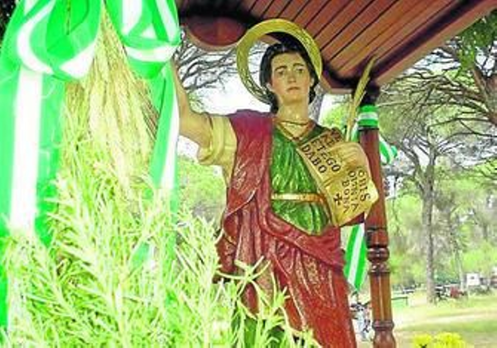 Traslado de la imagen del santo a su paso, en una edición anterior de la romería.