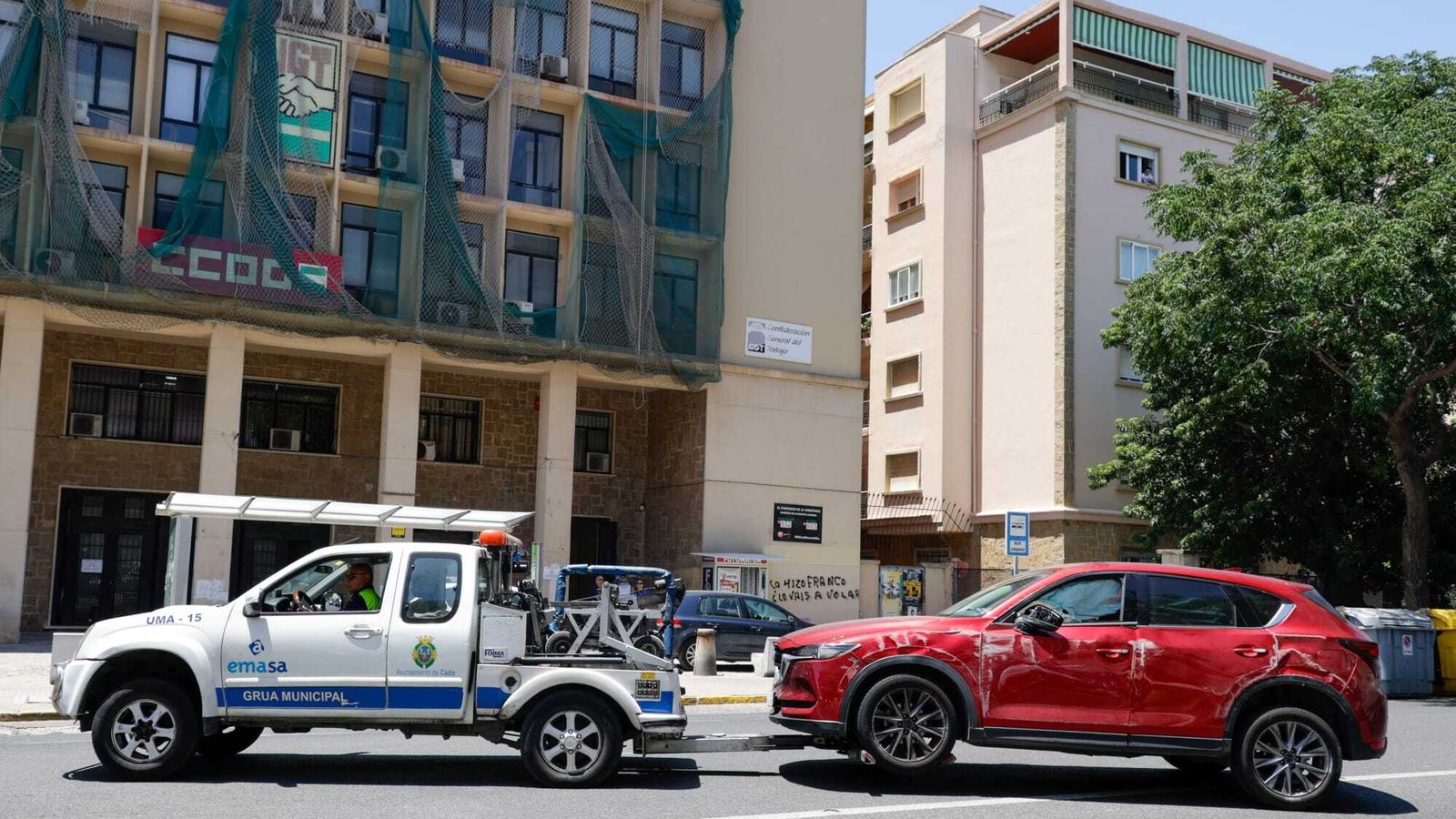 La grúa retira el vehículo accidentado.