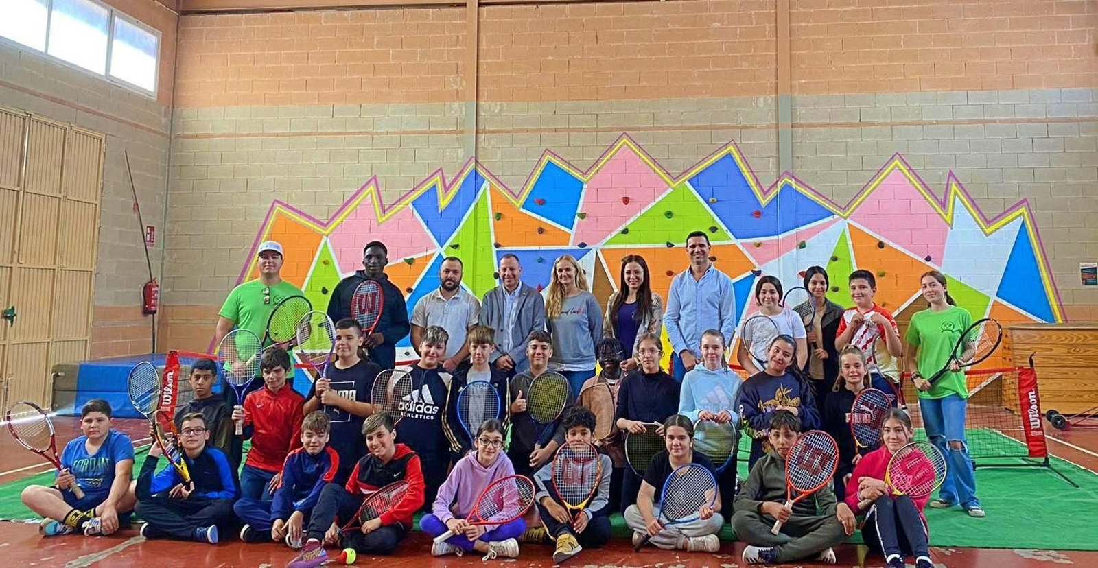 Foto de familia con el alumnado participante en la actividad desarrollada en el centro educativo.