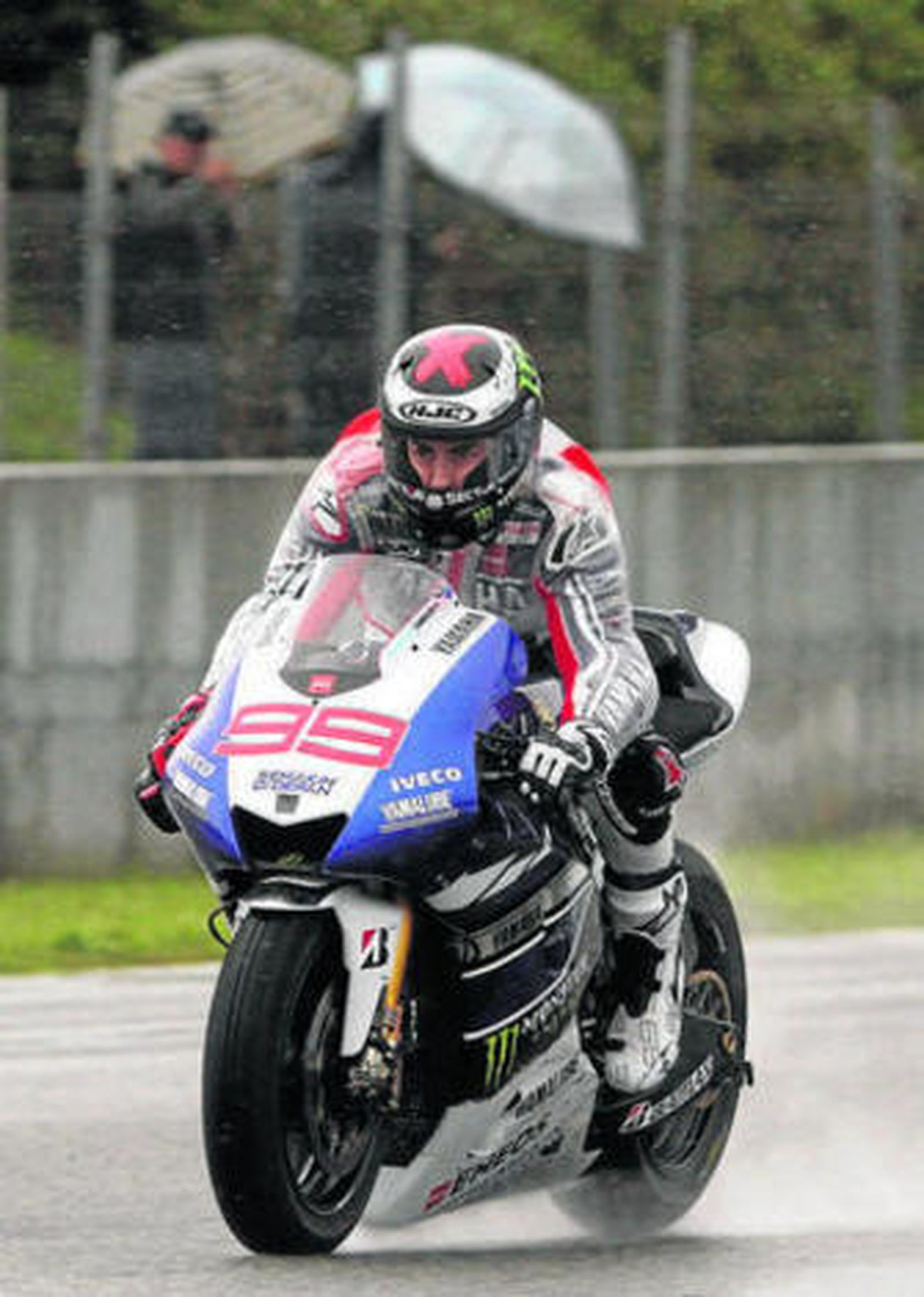 Jorge Lorenzo, con su Yamaha en el mojado circuito de Jerez.