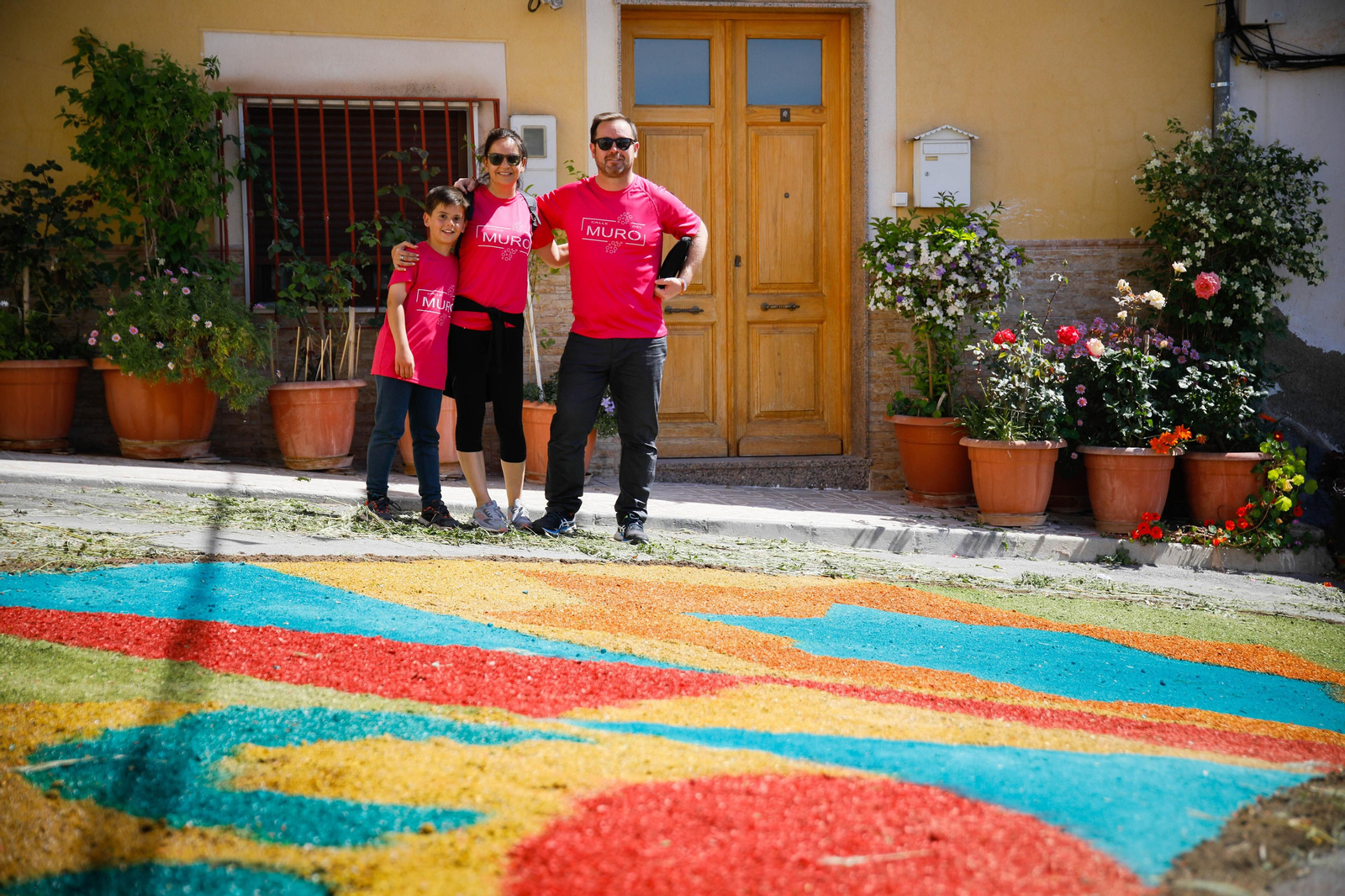 Así es la gran alfombra de serrín para que levite la Virgen de Fátima de Tíjola