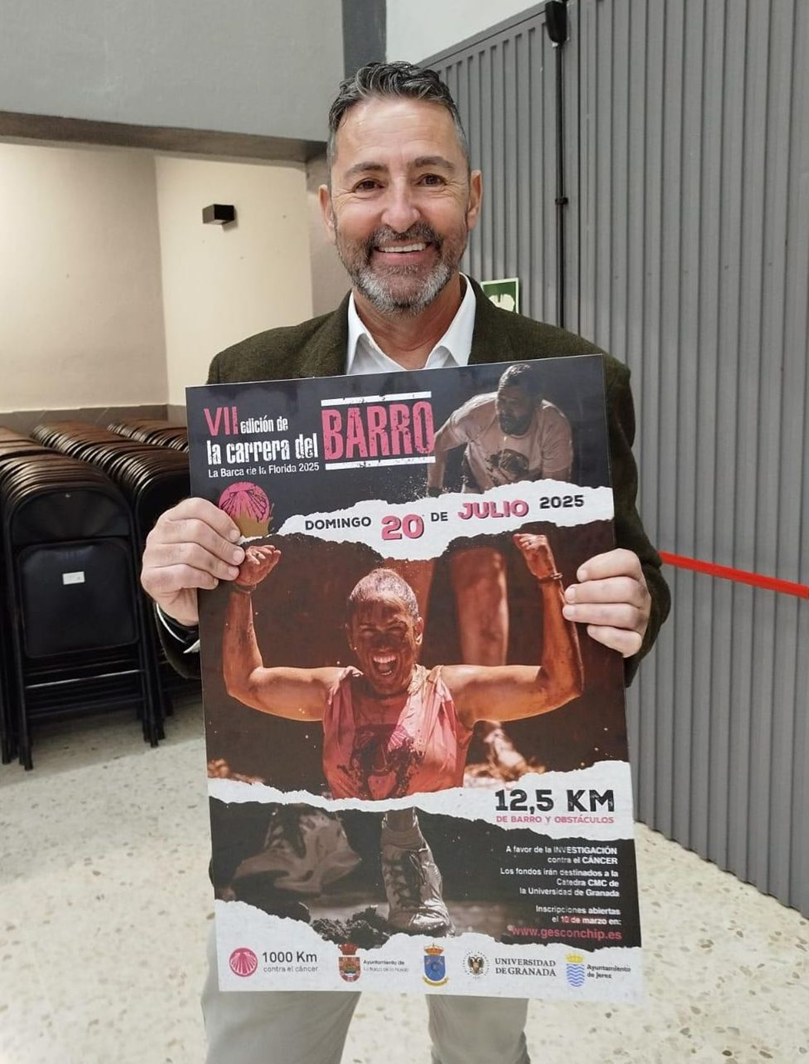 Juan Pedro Orellana muestra el cartel de la próxima edición de la Carrera del Barro 2025. Juan Pedro Orellana muestra el cartel de la próxima edición de la Carrera del Barro 2025.