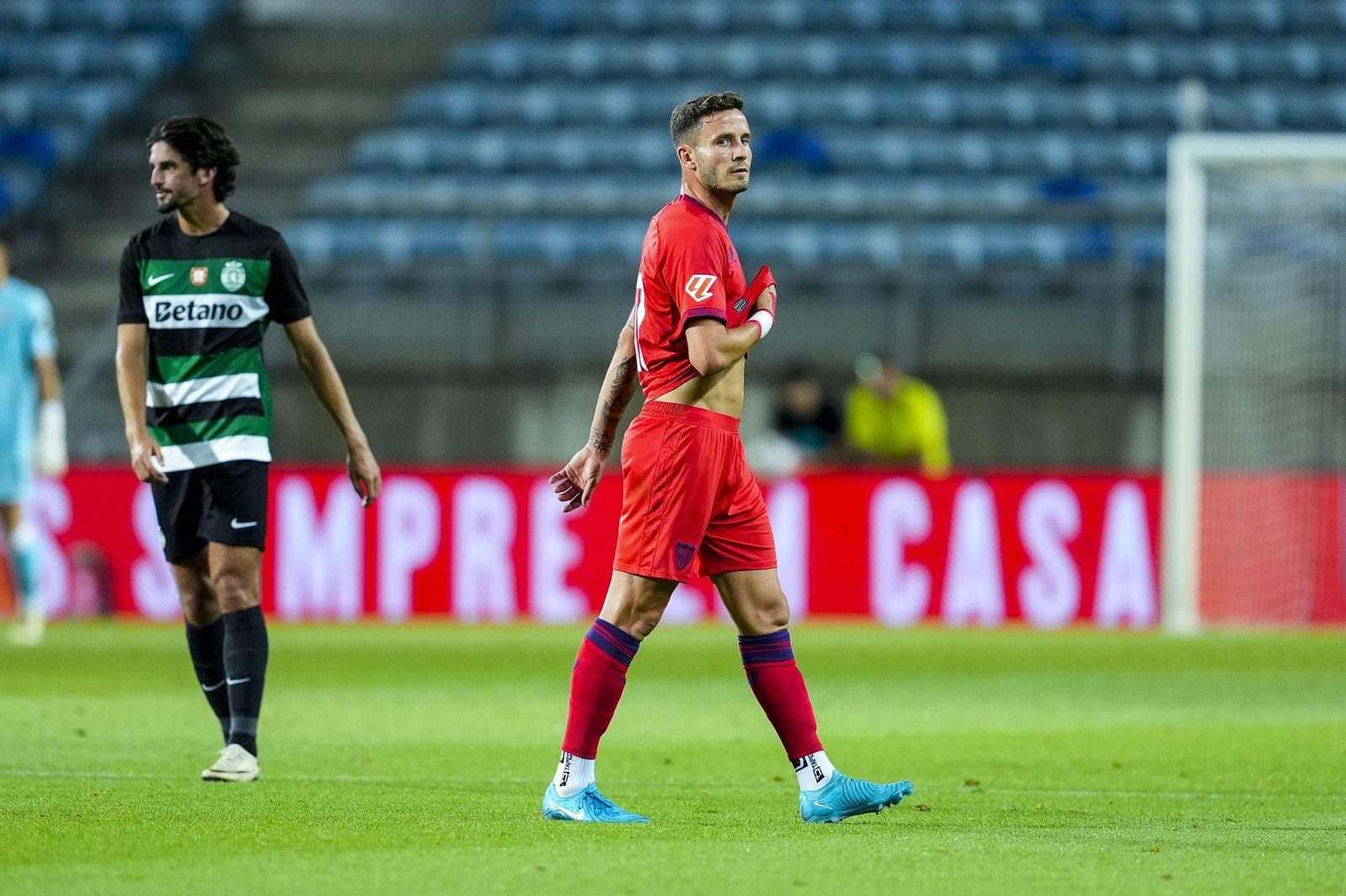 Las fotos del pobrísimo paso de Saúl Ñíguez por el Sevilla