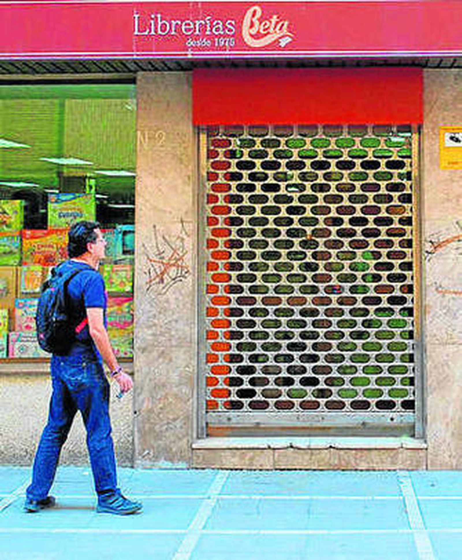 Un hombre ante el negocio cerrado.