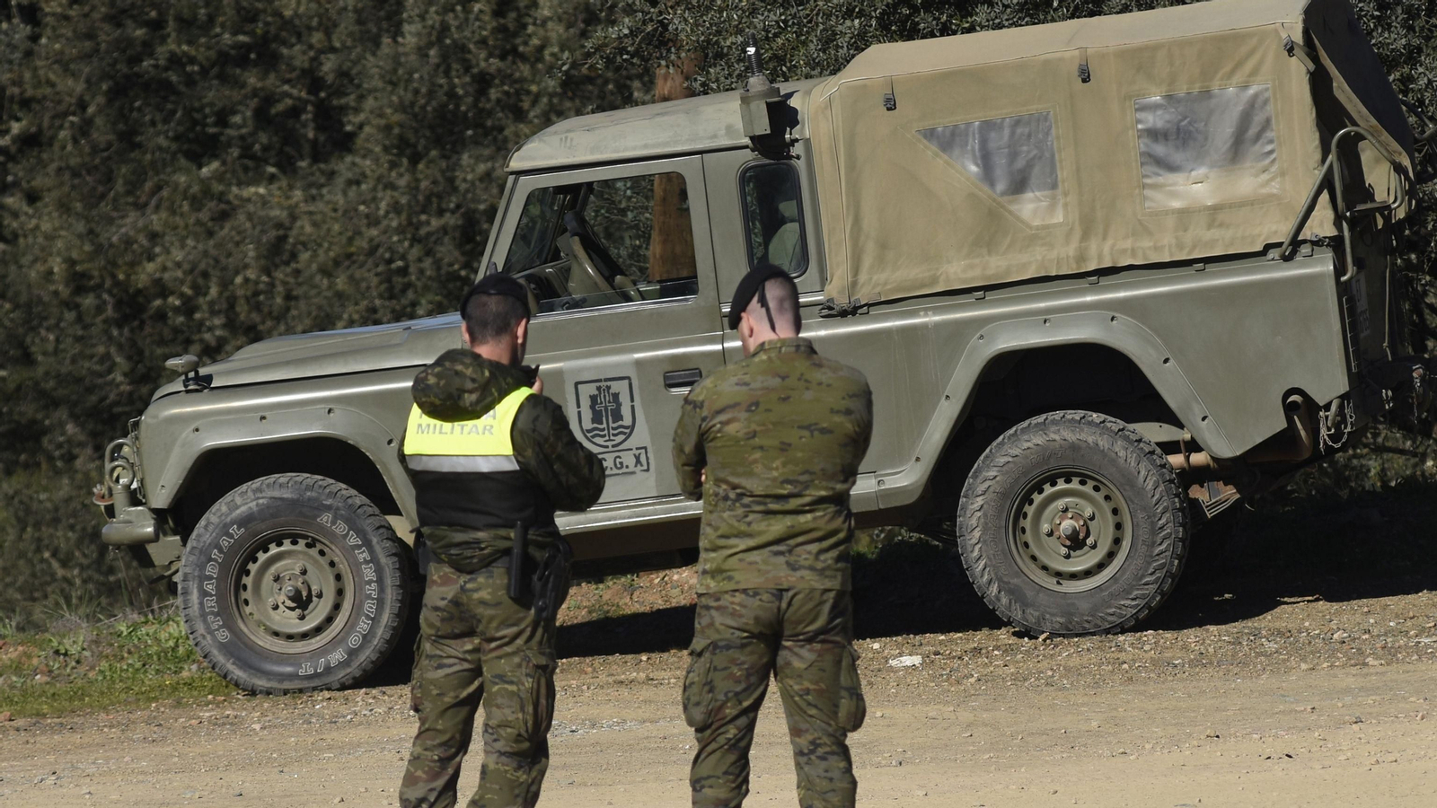 Dos militares en el lugar donde fueron localizados los fallecidos en Cerro Muriano. Dos militares en el lugar donde fueron localizados los fallecidos en Cerro Muriano.