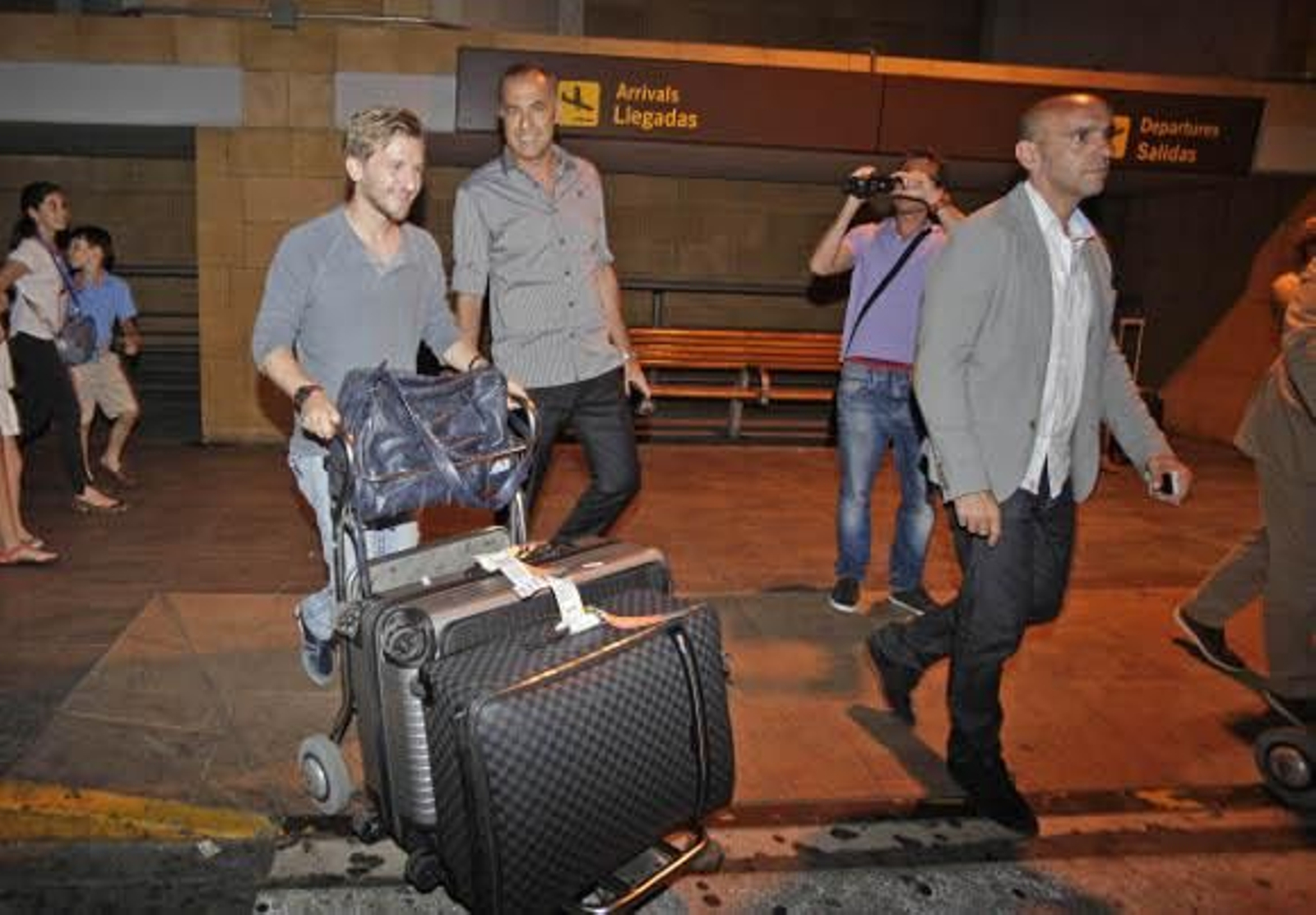 Marin se quedará en Londres y Cicinho ya está en Sevilla