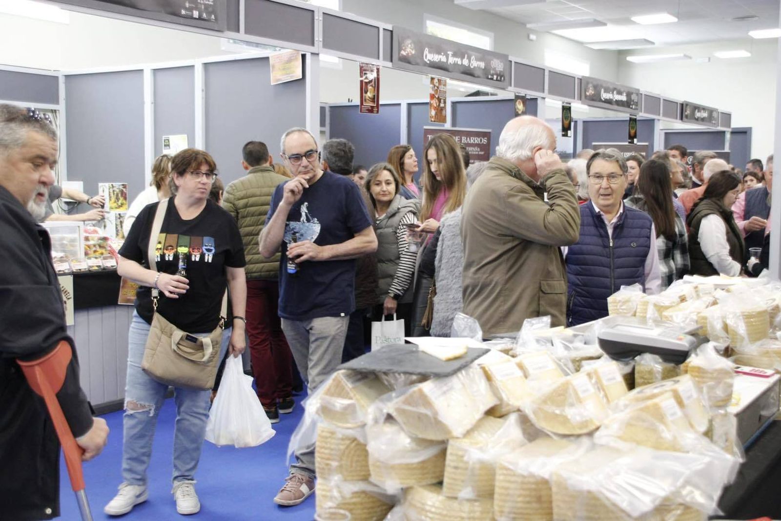 Público en el pabellón El Pilar de Hinojosa del Duque.