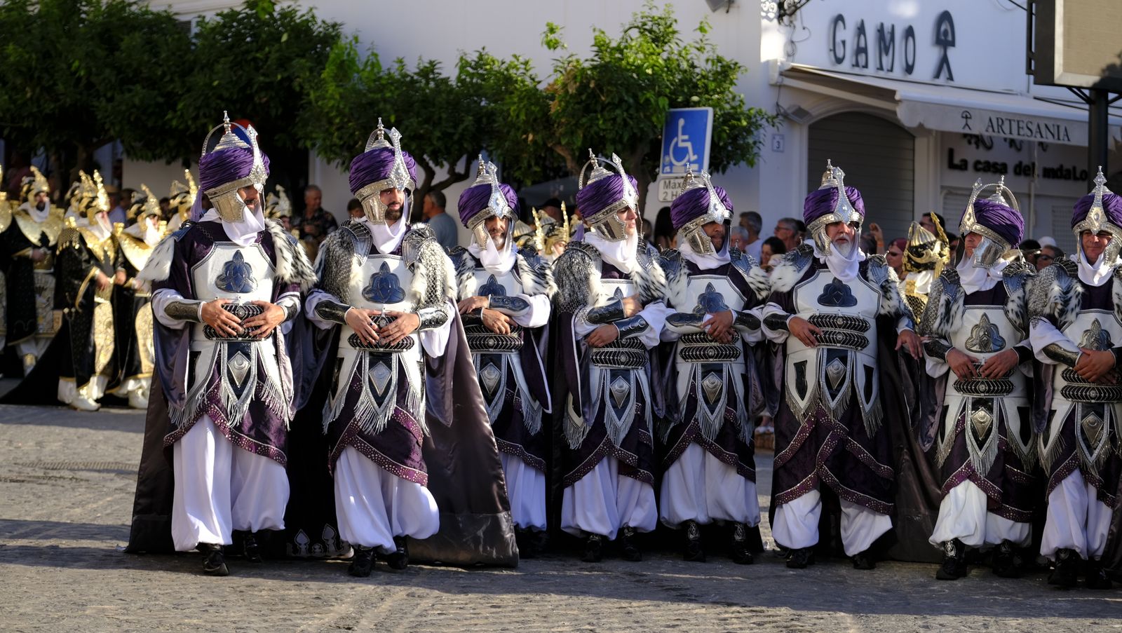 El espectacular desfile de Moros y Cristianos de Mojácar, en imágenes