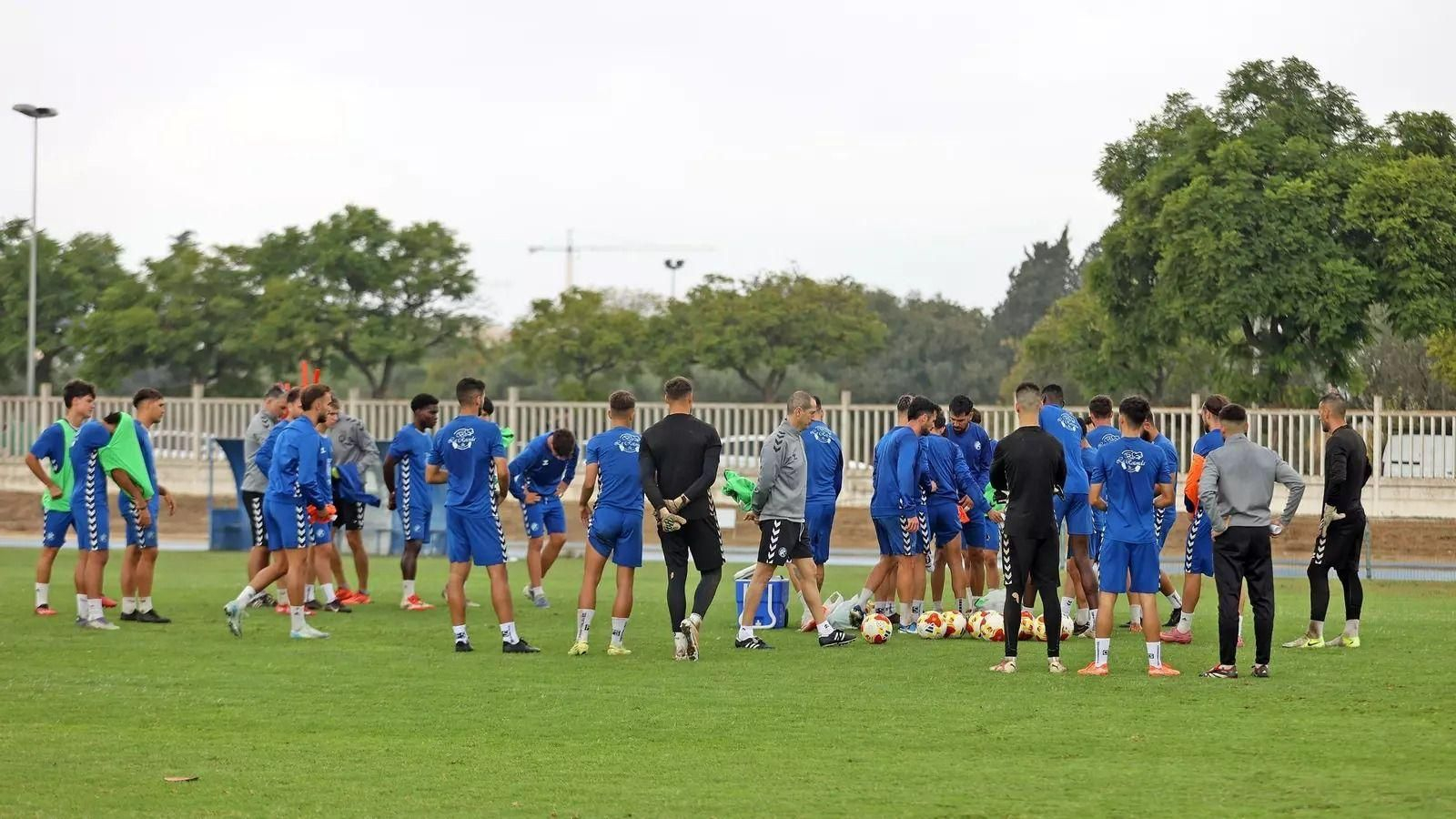 Los azulinos buscan en Estepona su primer triunfo fuera de Chapín y su quinta jornada sin perder con Diego Caro.