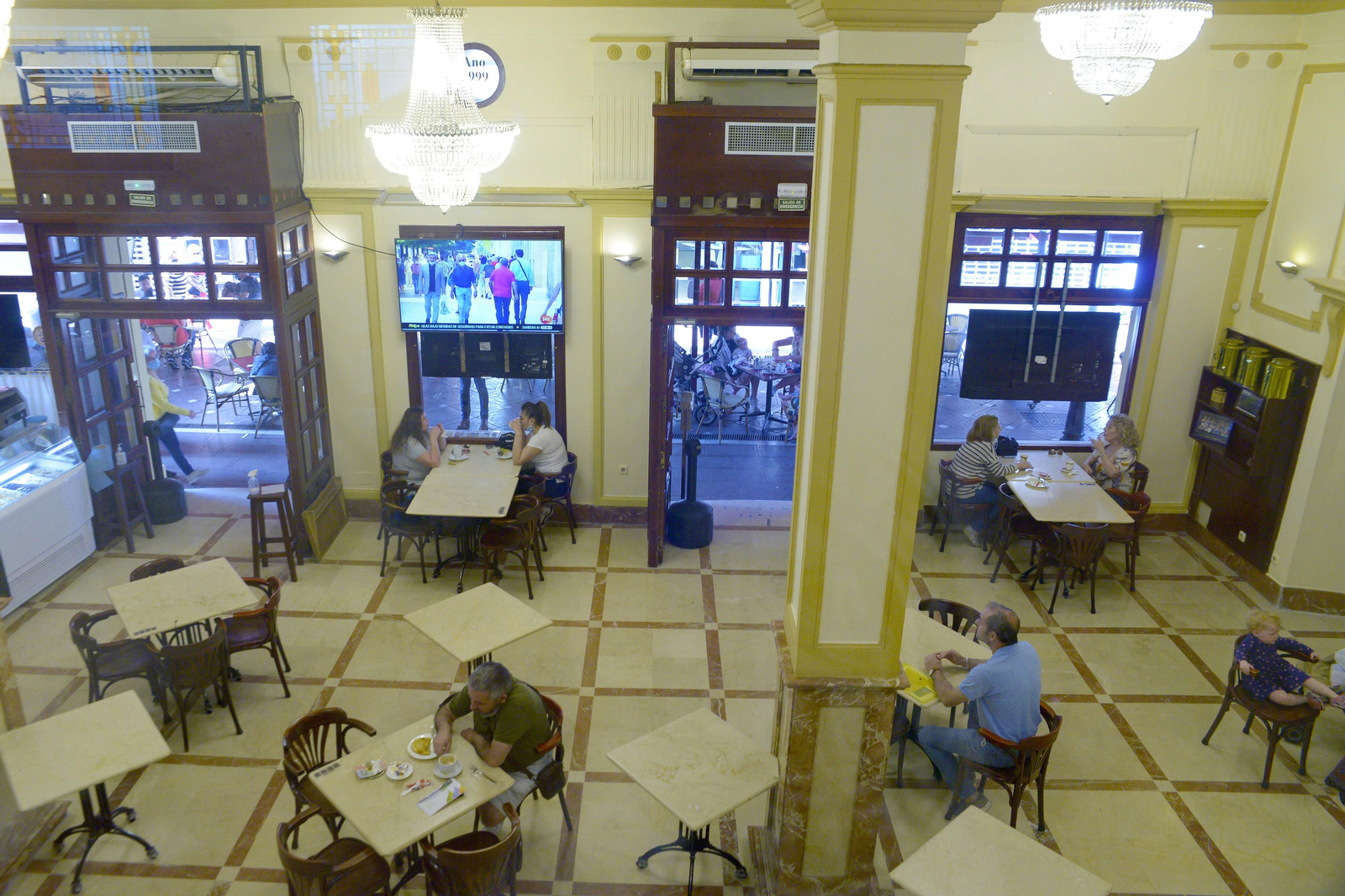 Fotos de bares y restaurantes de La Linea el primer dia de la fase 2