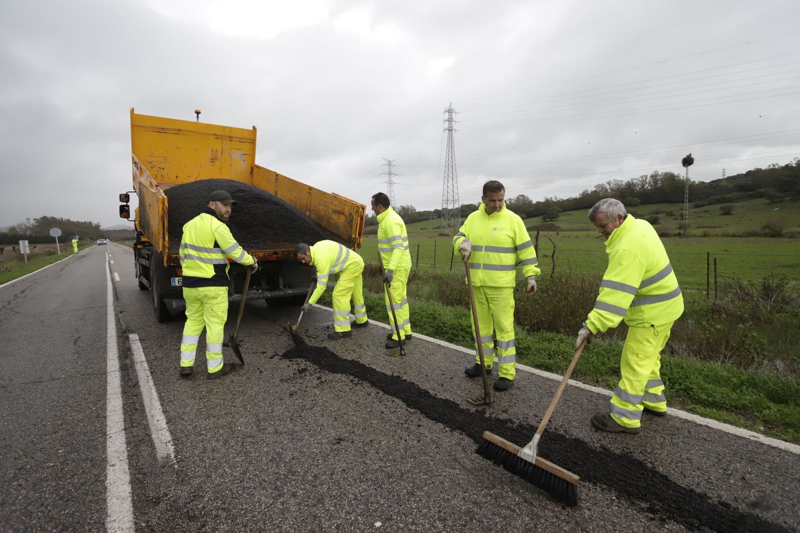 Trabajos de reparación en la carretera de El Cobre, en Algeciras.