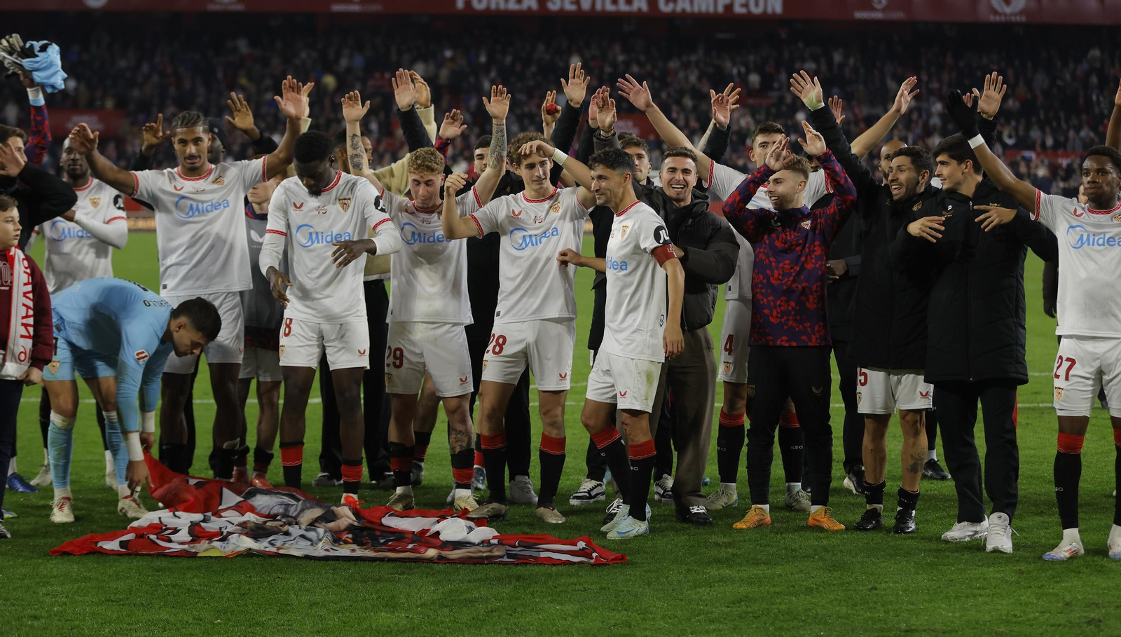 Todas las fotos de la celebración de Jesús Navas tras el partido