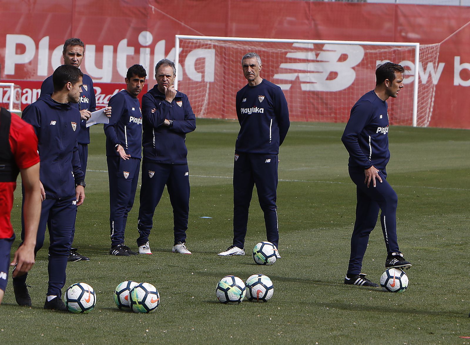 Caparrós, entre Luci, Gallardo y Álvarez, observa un ensayo.