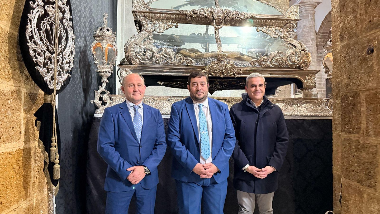 El hermano mayor del Santo Entierro, Fernando Díaz, entre Juancho Ortiz y José Ortiz.