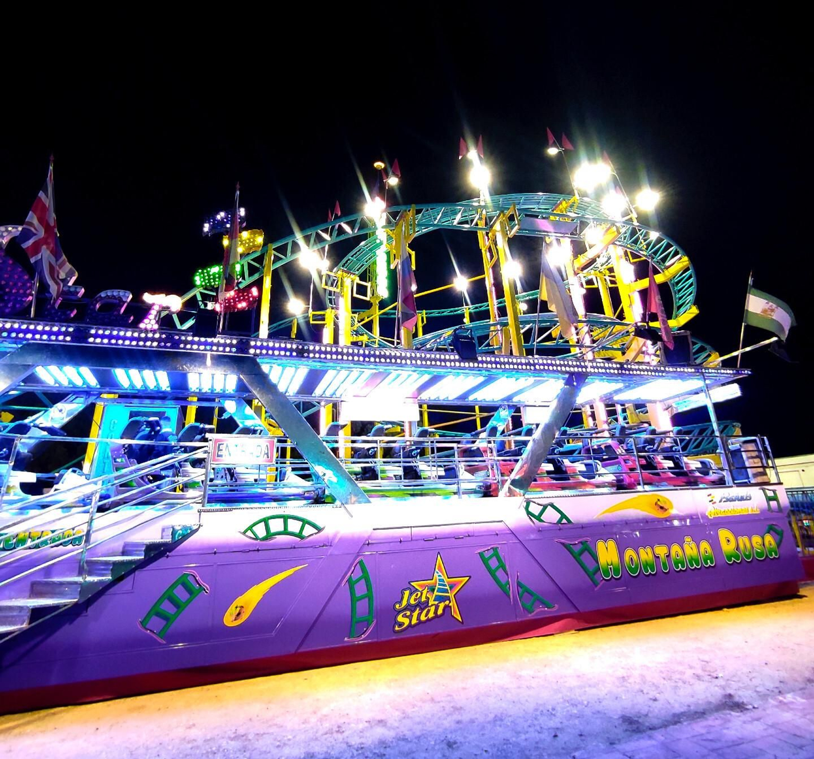 Un clásico que nunca falla: la montaña rusa, con vagones para hasta seis personas y dos descensos pronunciados.