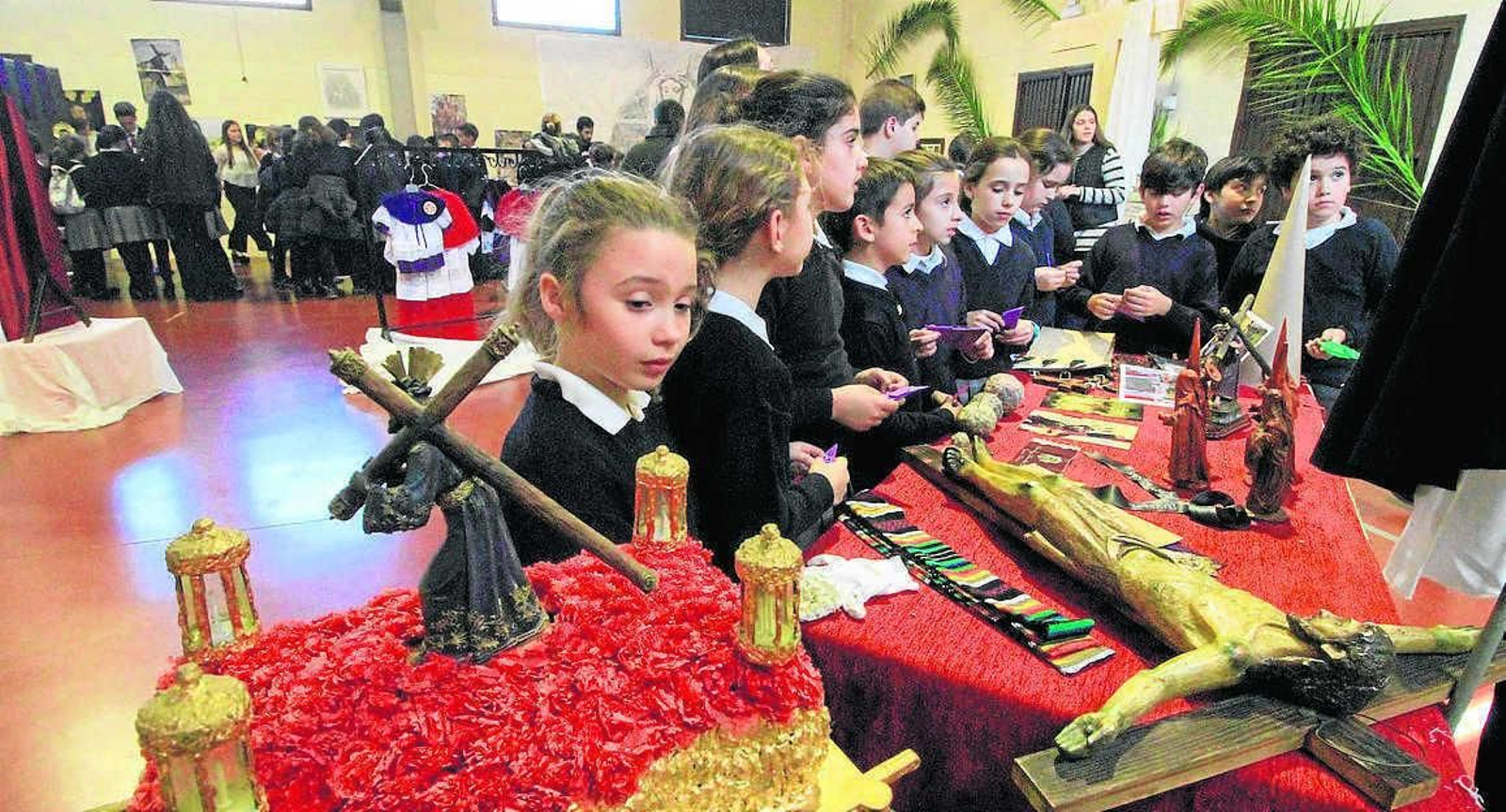 El polideportivo del centro se llenó de talleres para acercar la Semana Santa a los pequeños. El polideportivo del centro se llenó de talleres para acercar la Semana Santa a los pequeños.