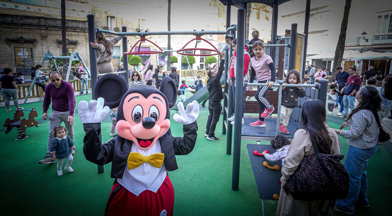 'Mickey Mouse' animó ayer la fiesta infantil en la plaza del Progreso.