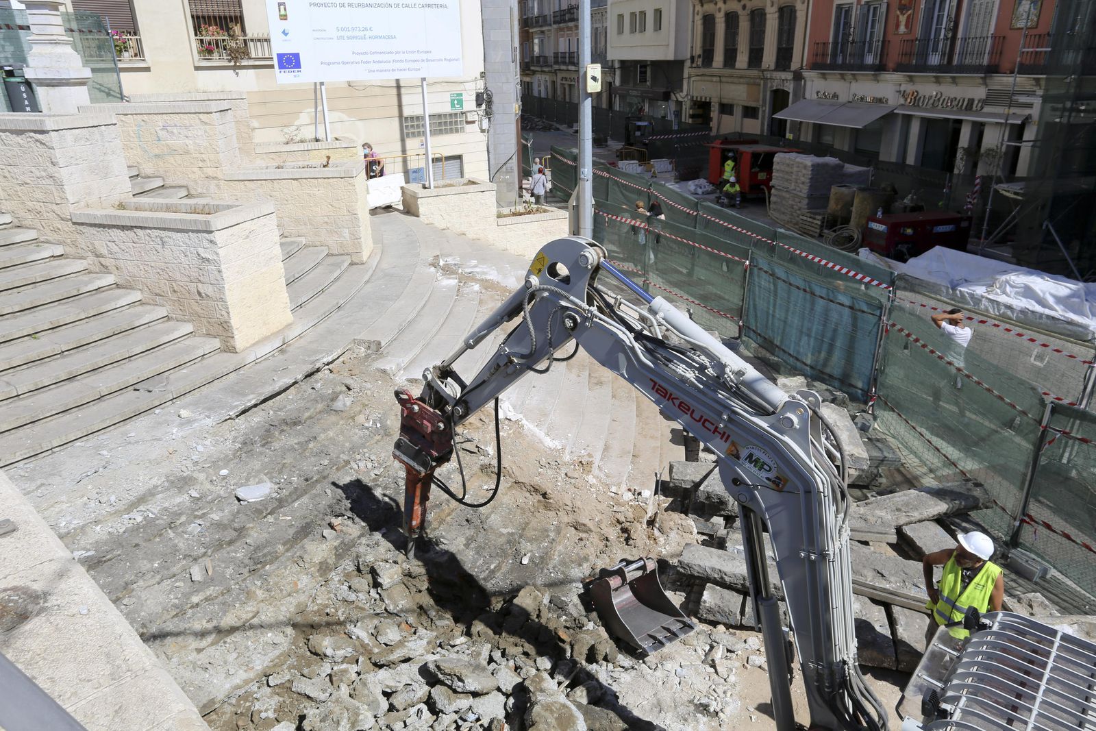 Empiezan a desmontar los escalones de la Tribuna de los Pobres de Málaga, en fotos