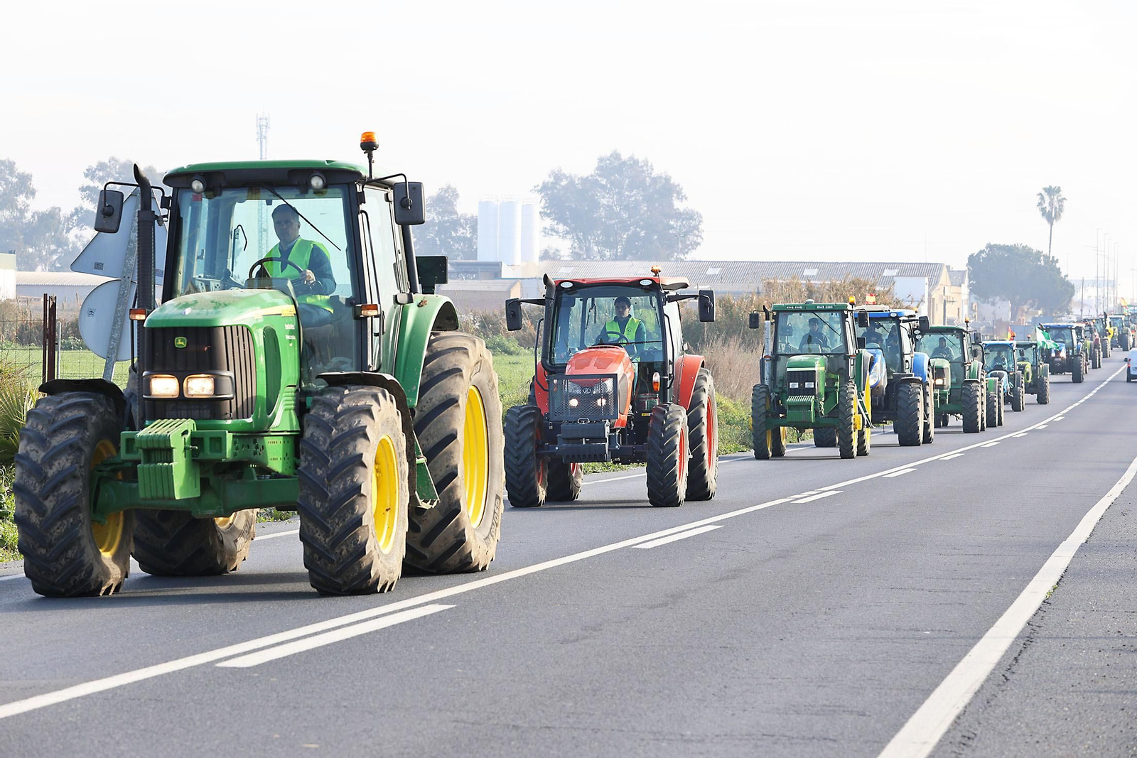 Las imágenes de la tractorada de los agricultores de Huelva este martes