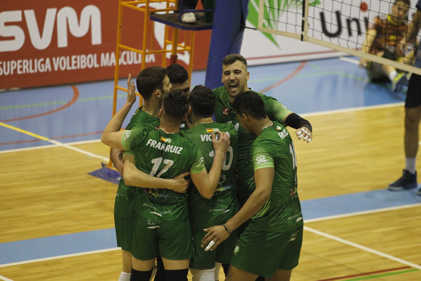 Jugadores ahorradores celebrando el triunfo ante los sorianos.
