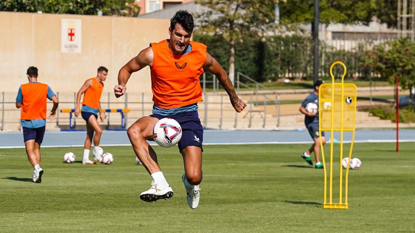 Radovanovic controla un esférico en un ejercicio del entrenamiento de los rojiblancos. Radovanovic controla un esférico en un ejercicio del entrenamiento de los rojiblancos.