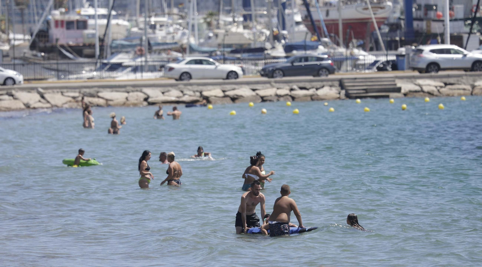 Fotos del primer domingo de julio en las playas de La Línea