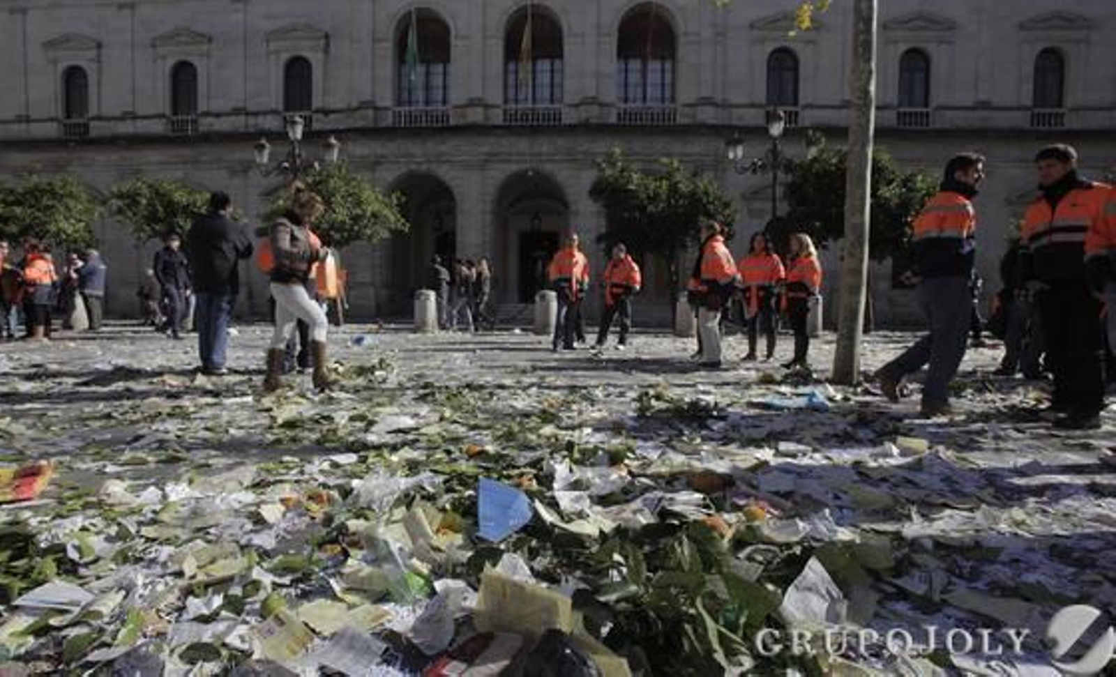 Trabajadores de Lipasam se concentran en la Plaza Nueva.  Foto: Antonio Pizarro