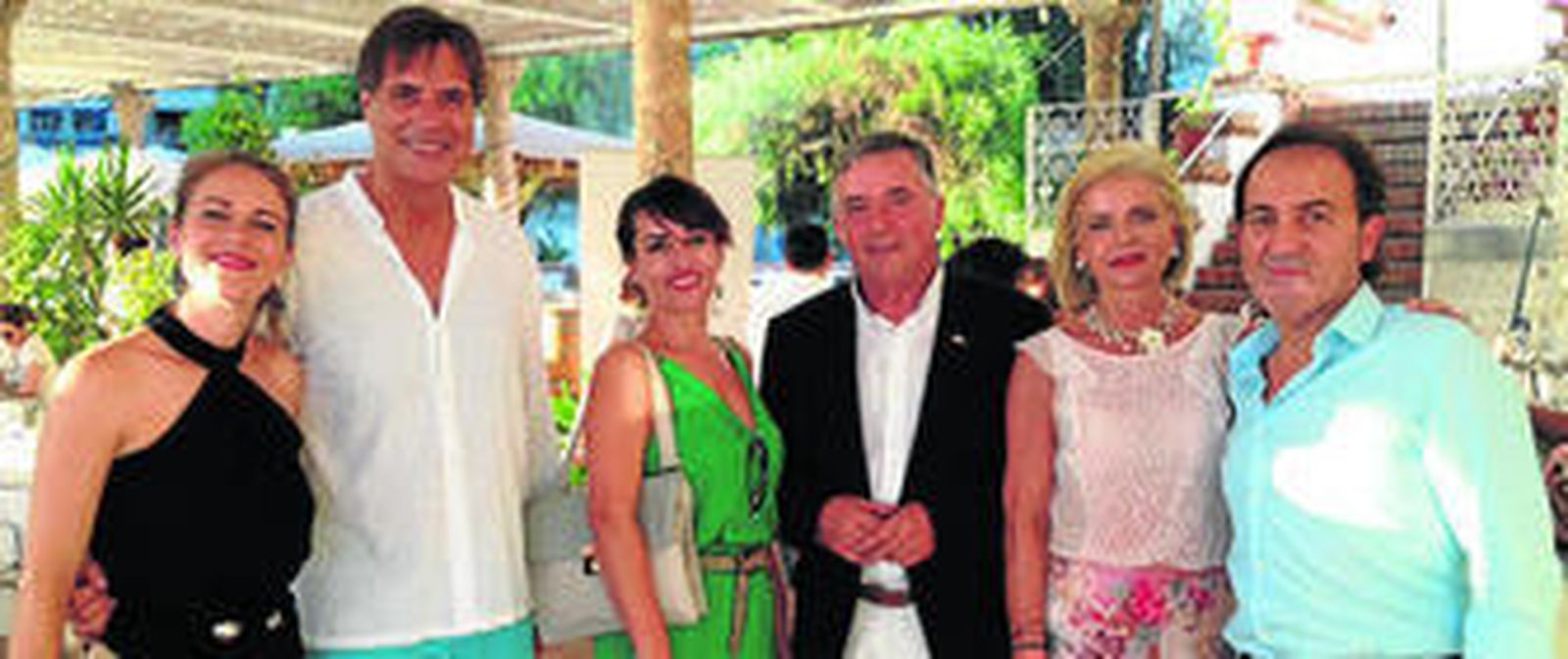 Lindas y Guapos junto al mar