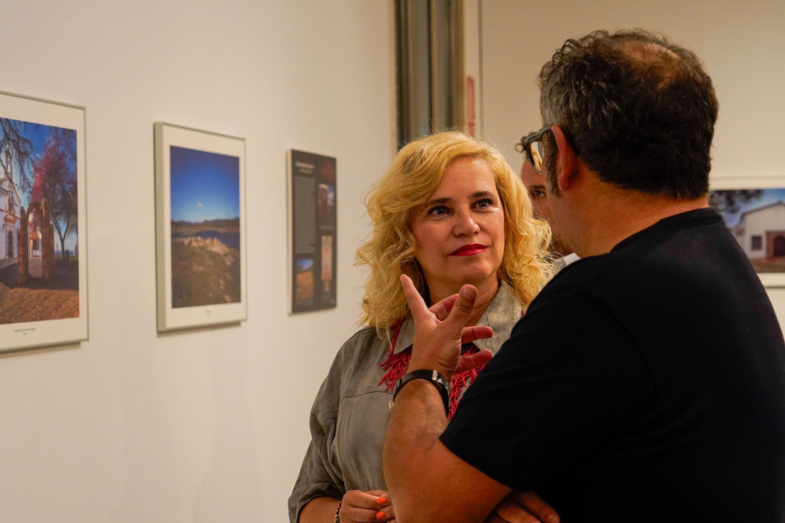 Imágenes de la inauguración de la exposición 'Ermitas de repoblación en la Sierra de Huelva' por La diputada de Cultura, Gracia Baquero, y el autor de la exposición, Jorge Garrido.
