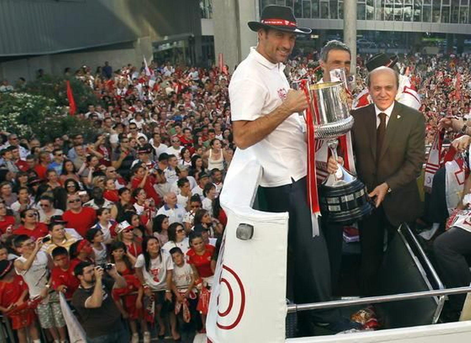 El Sevilla recorre la ciudad para festejar con sus aficionados el título de la Copa del Rey.

Foto: Agencias