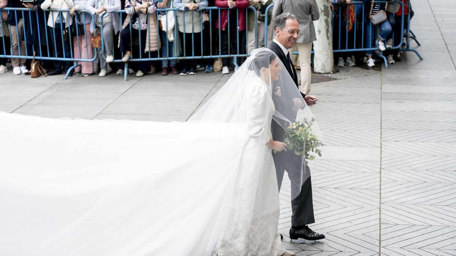 El vestido de la novia en su esplendor al llegar al templo del Sagrado Corazón