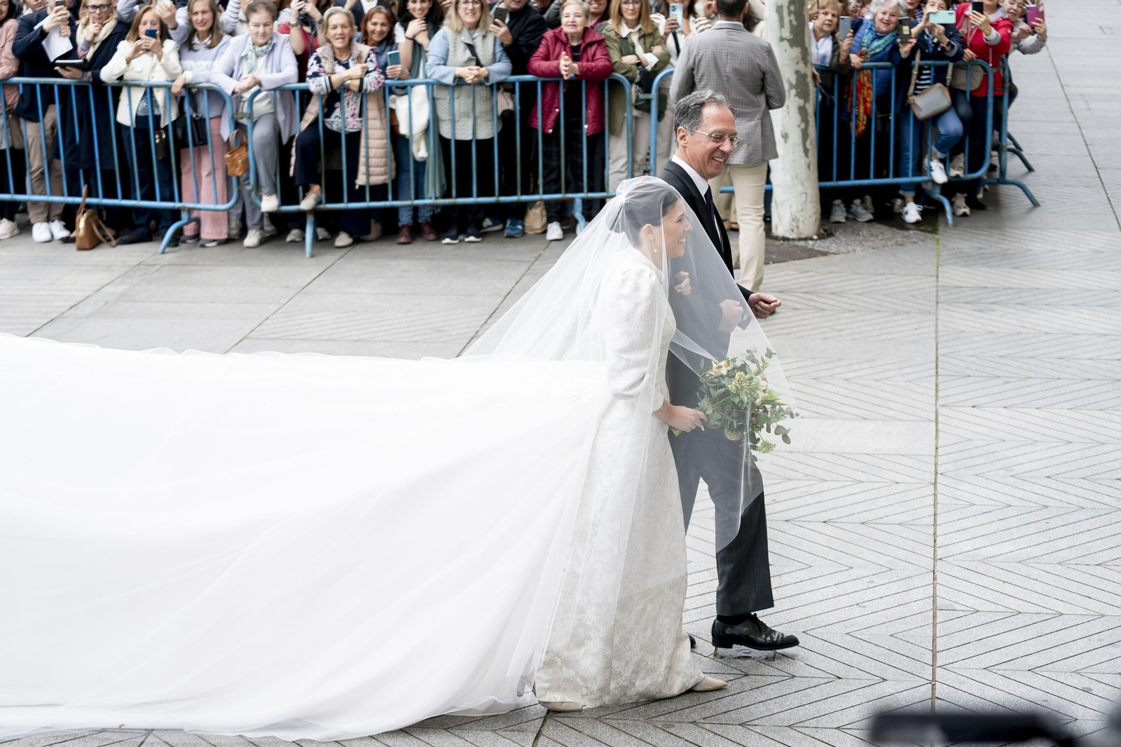 El vestido de la novia en su esplendor al llegar al templo del Sagrado Corazón