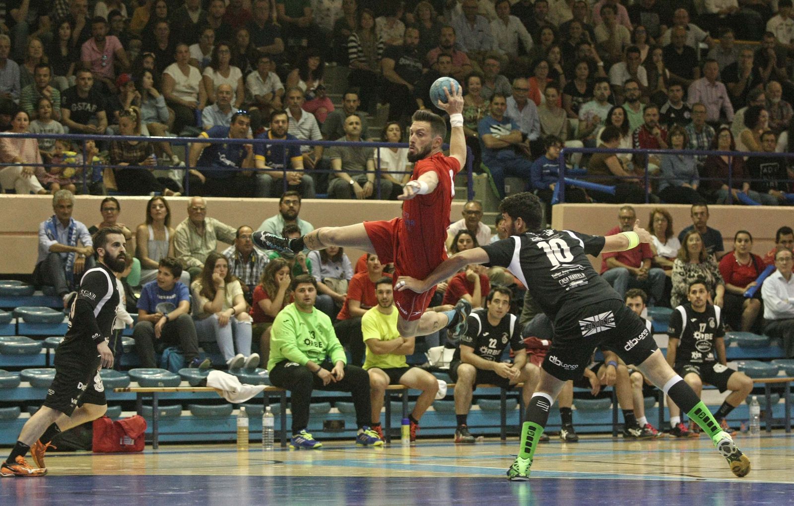 El algecireño Víctor Rodríguez, máximo goleador local, se dispone a lanzar ayer.