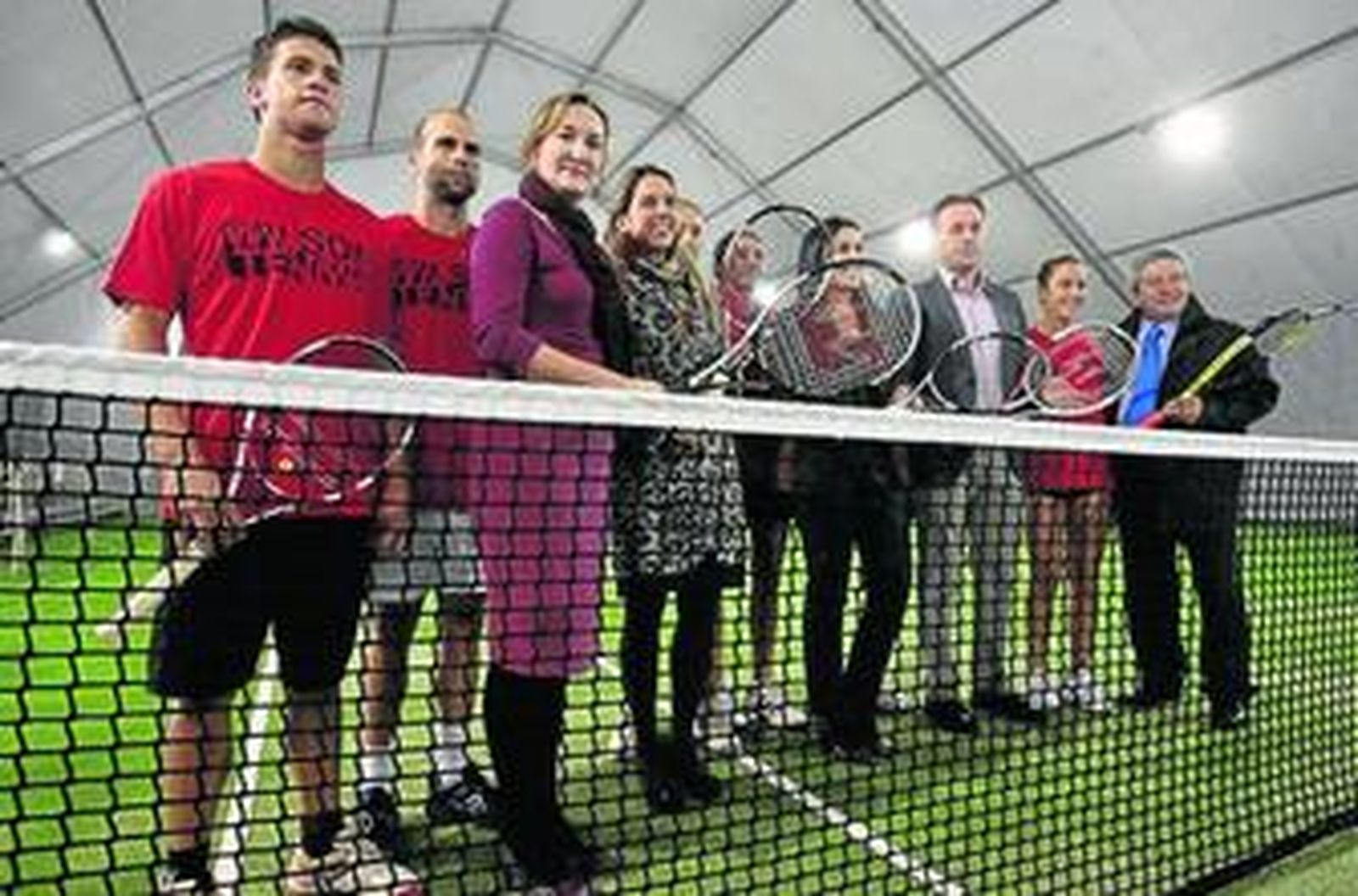 La delegada de Deportes, María del Mar Sánchez, inaugura la pista en la Plaza de San Francisco.